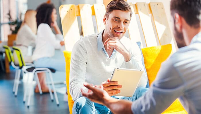 Imagem de capa do post Entrevista invertida: o que é e como incluir no processo seletivo?